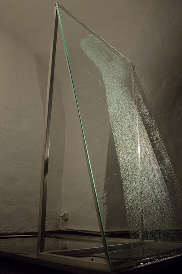 Vue de l’installation Pleureuses en contexte d’exposition