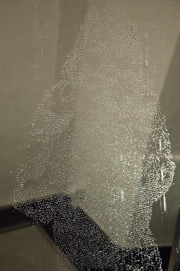 Vue de l’installation Pleureuses en contexte d’exposition