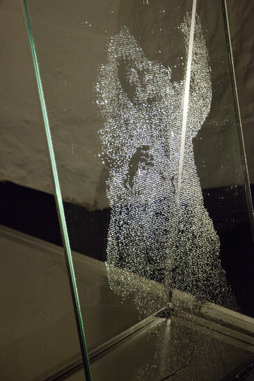 Vue de l’installation Pleureuses en contexte d’exposition