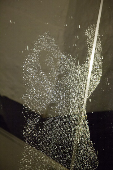 Vue de l’installation Pleureuses en contexte d’exposition