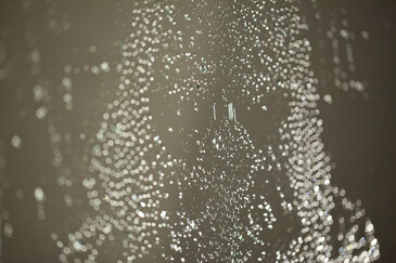 Vue de l’installation Pleureuses en contexte d’exposition