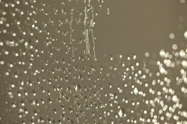 Vue de l’installation Pleureuses en contexte d’exposition