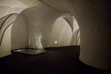 Vue de l’installation Pleureuses en contexte d’exposition