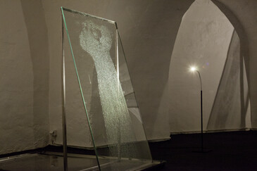 Vue de l’installation Pleureuses en contexte d’exposition