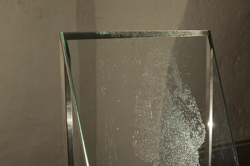 Vue de l’installation Pleureuses en contexte d’exposition