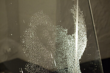 Vue de l’installation Pleureuses en contexte d’exposition
