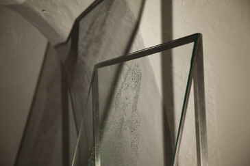 Vue de l’installation Pleureuses en contexte d’exposition