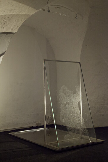 Vue de l’installation Pleureuses en contexte d’exposition