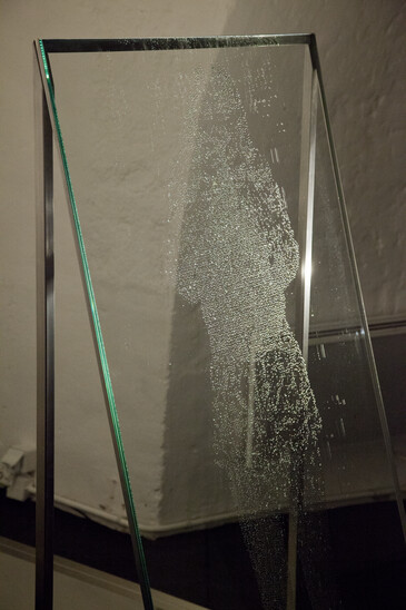 Vue de l’installation Pleureuses en contexte d’exposition