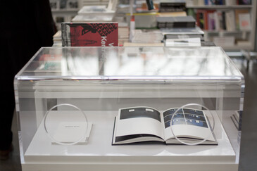 Vue d’Audience Works en contexte d’exposition.