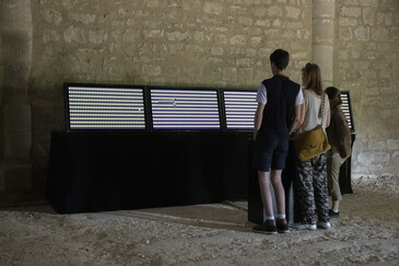 Capture d’écran de de l’œuvre D’autant qu’à plusieurs
Vue de l’installation D’autant qu’à plusieurs en contexte d’exposition