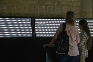 Capture d’écran de de l’œuvre D’autant qu’à plusieurs
Vue de l’installation D’autant qu’à plusieurs en contexte d’exposition
