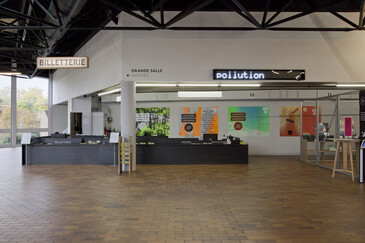 Vue de l’installation Enseigne [Tapuscrit] en contexte d’exposition