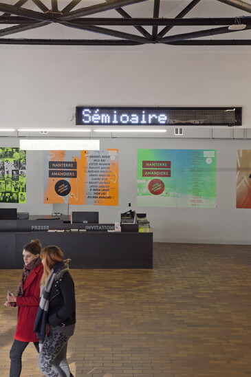Vue de l’installation Enseigne [Tapuscrit] en contexte d’exposition