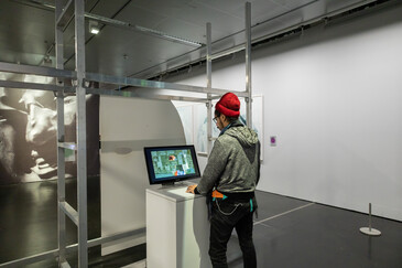 Capture d’écran de l’œuvre Sniper
Vue de l’installation Sniper en contexte d’exposition