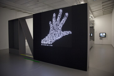 Vue de l'installation Visible Hand en contexte d’exposition