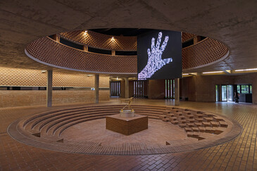 Vue de l'installation Visible Hand en contexte d’exposition