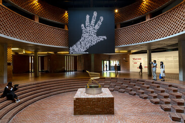 Vue de l'installation Visible Hand en contexte d’exposition