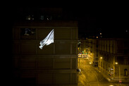 Vue de l’installation Potential Flag en contexte d’exposition