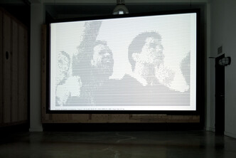 Capture d’écran de l’œuvre d’All Over

Vue de l’installation All Over en contexte d’exposition 