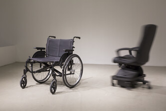 Vue de l'installation Fauteuil handicapé en contexte d’exposition 