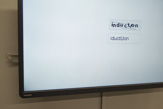 Capture d’écran de l’œuvre Keywords 

Vue de l’installation Keywords en contexte d’exposition 