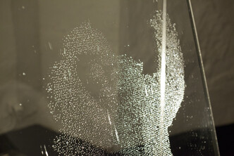 Vue de l’installation Pleureuses en contexte d’exposition 
