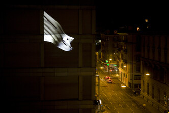 Vue de l’installation Potential Flag en contexte d’exposition