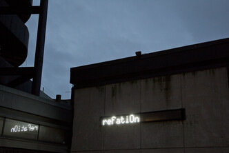 Vues de l’installation Enseigne [Manuscript] en contexte d’exposition