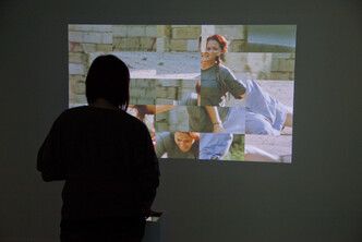 Capture d’écran de l’œuvre Sniper

Vue de l’installation Sniper en contexte d’exposition 