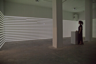 Capture d’écran de de l’œuvre D’autant qu’à plusieurs

Vue de l’installation D’autant qu’à plusieurs en contexte d’exposition 