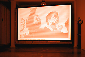 Capture d’écran de l’œuvre d’All Over

Vue de l’installation All Over en contexte d’exposition 