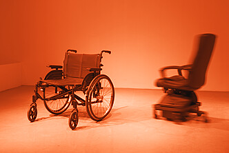 Vue de l'installation Fauteuil handicapé en contexte d’exposition 