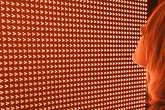 Vue de l'installation À Distances en contexte d’exposition 