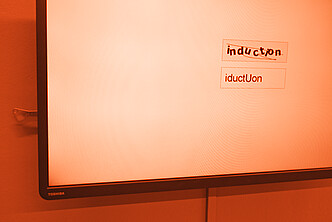 Capture d’écran de l’œuvre Keywords 

Vue de l’installation Keywords en contexte d’exposition 