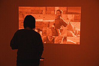 Capture d’écran de l’œuvre Sniper

Vue de l’installation Sniper en contexte d’exposition 