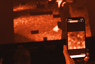Vue du dispositif Swipe to Swipe to … dans une salle de cinéma