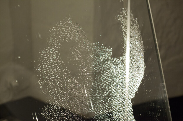 Vue de l’installation Pleureuses en contexte d’exposition 