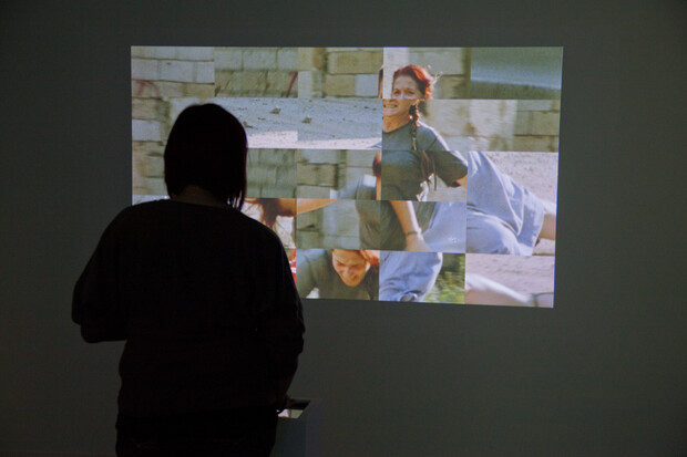 Capture d’écran de l’œuvre Sniper

Vue de l’installation Sniper en contexte d’exposition 