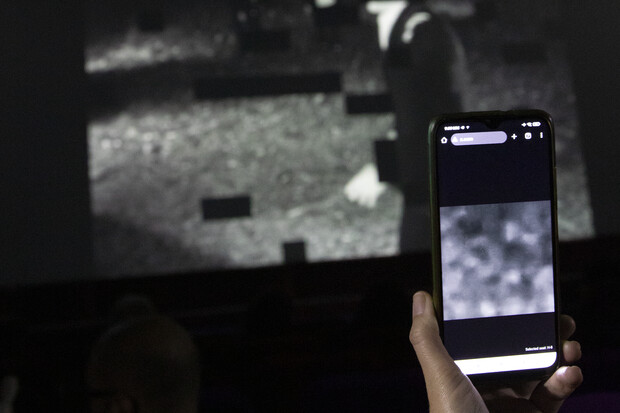 Vue du dispositif Swipe to Swipe to … dans une salle de cinéma