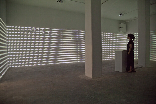 Capture d’écran de de l’œuvre D’autant qu’à plusieurs

Vue de l’installation D’autant qu’à plusieurs en contexte d’exposition 