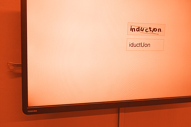 Capture d’écran de l’œuvre Keywords 

Vue de l’installation Keywords en contexte d’exposition 
